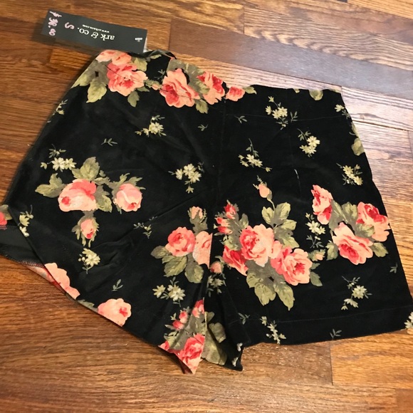 🌵Small Black and flower Shorts NWT - Picture 3 of 5